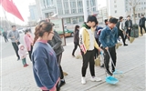 建筑工程系分團委開展“保護環(huán)境，你我同行”志愿者活動