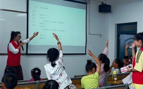 青春三下鄉(xiāng)∣童語同音  共筑未來——“聲潤?quán)l(xiāng)土”志愿服務(wù)團(tuán)開展社區(qū)兒童推普特色活動